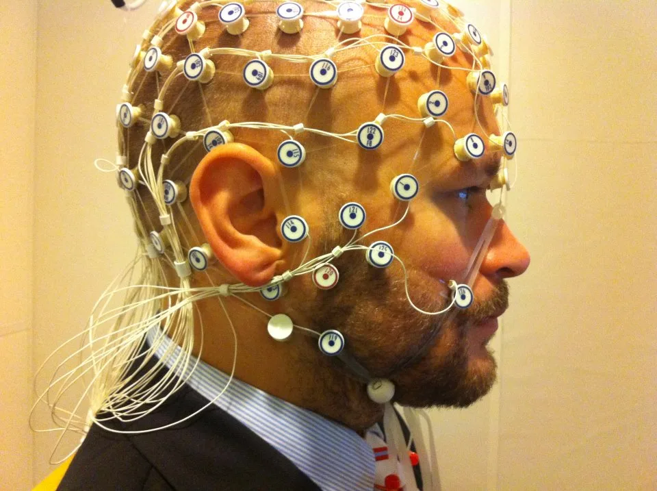 Lab EEG recording setup (Wikimedia Commons, Petter Kallioinen)